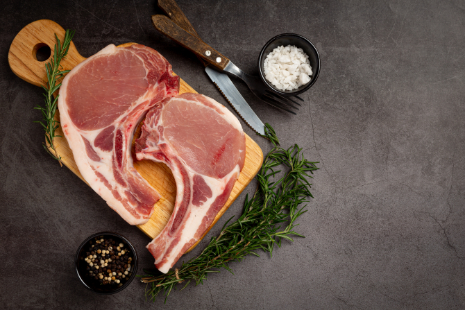 De ce sa nu mai prepari carnea de porc la temperaturi mari Foto: Freepik @jcomp