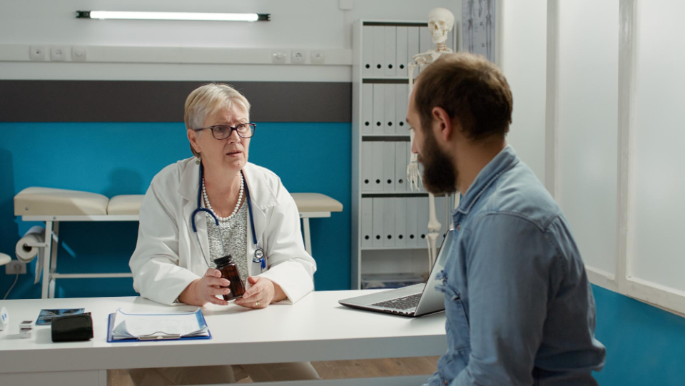 Pacient în cabinetul unui medic / Foto: Freepik